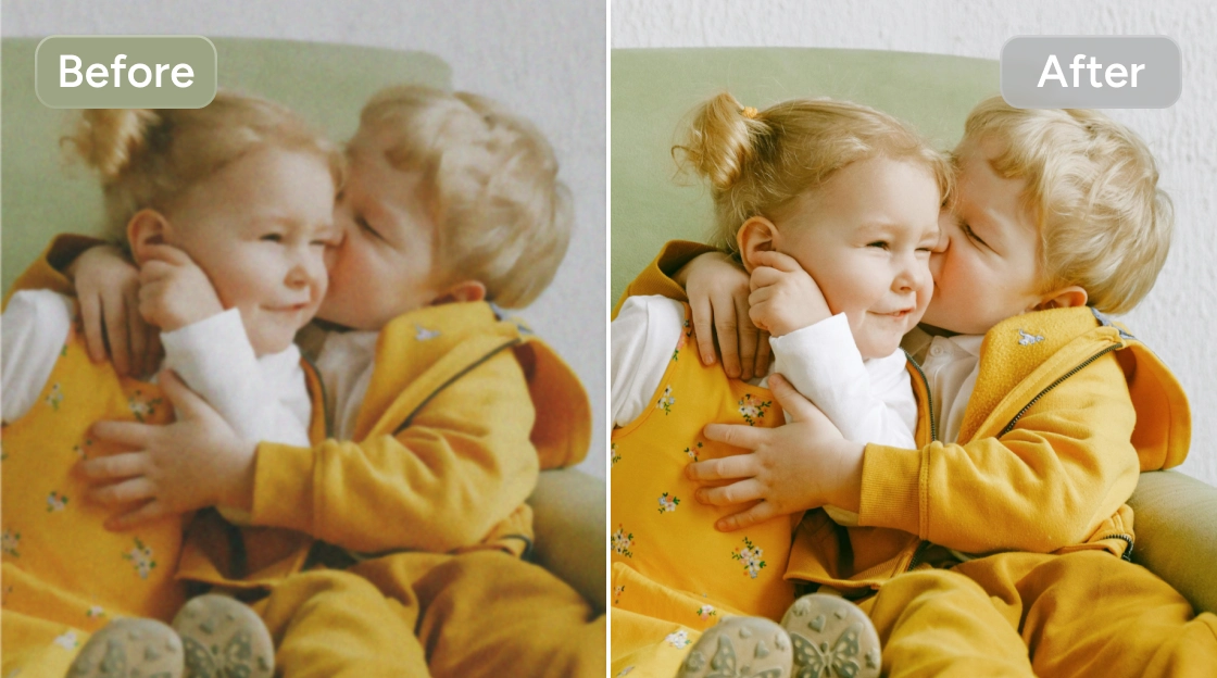 effet avant/après de l'amélioration d'une photo de mauvaise qualité de deux enfants se tenant ensemble