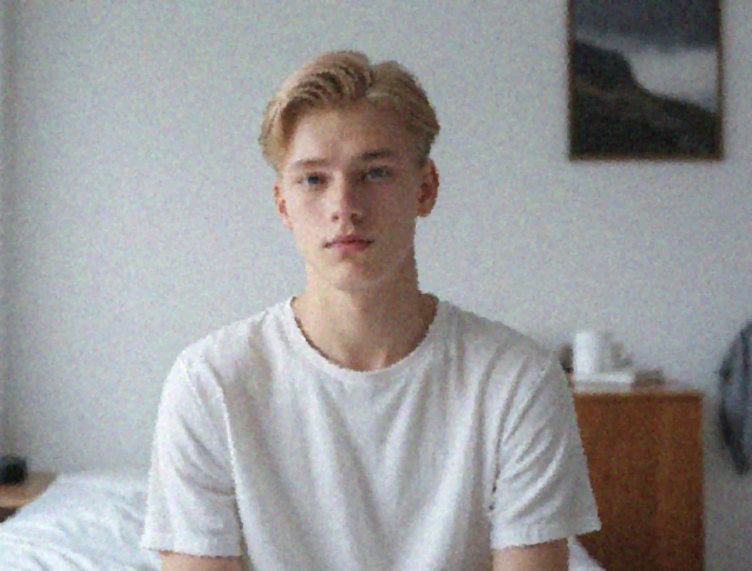 vor dem Effekt eines verpixelten Bildes eines auf dem Bett sitzenden Mannes im weißen Hemd